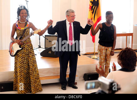 Il Presidente tedesco Joachim Gauck grazie musicista Fatoumata Diawara dal Mali ed edera Quainoo da Berlino per le loro prestazioni presso il Palazzo Bellevue a Berlino, Germania, 24 maggio 2013. Il Presidente tedesco ha invitato gli ospiti per celebrare il cinquantesimo anniversario della fondazione dell'Organizzazione dell'Unità Africana. Foto: WOLFGANG KUMM Foto Stock