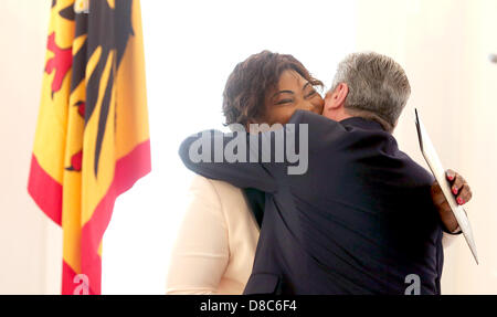 Il Presidente tedesco Joachim Gauck grazie Councilwoman da Freiburg Sylvie Nantcha per il suo discorso presso il Palazzo Bellevue a Berlino, Germania, 24 maggio 2013. Il Presidente tedesco ha invitato gli ospiti per celebrare il cinquantesimo anniversario della fondazione dell'Organizzazione dell'Unità Africana. Foto: WOLFGANG KUMM Foto Stock