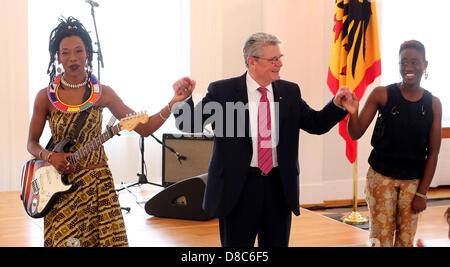 Il Presidente tedesco Joachim Gauck grazie musicista Fatoumata Diawara dal Mali (L) ed edera Quainoo da Berlino per le loro prestazioni presso il Palazzo Bellevue a Berlino, Germania, 24 maggio 2013. Il Presidente tedesco ha invitato gli ospiti per celebrare il cinquantesimo anniversario della fondazione dell'Organizzazione dell'Unità Africana. Foto: WOLFGANG KUMM Foto Stock