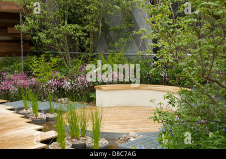 Area con posti a sedere in RBC blu acqua giardino sul tetto al RHS Chelsea Flower Show 2013, London, Regno Unito Foto Stock