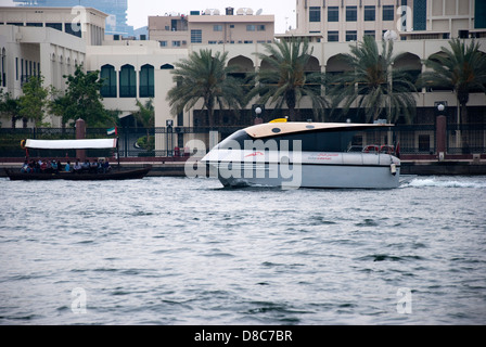 Di lusso di Dubai acqua turistica Taxi & tradizionale in legno motoscafo Abra Foto Stock