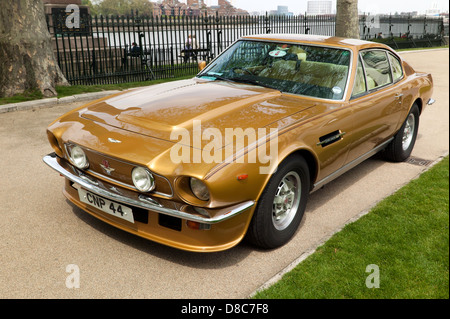 Vista frontale di tre quarti di Gold, 1979 Aston Martin Vantage in mostra all'Old Royal Naval College, Greenwich. Foto Stock