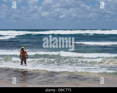 LONE MASCHIO SULLA SPIAGGIA NELLA ZONA TESTA DI LENNOX, NUOVO GALLES DEL SUD, AUSTRALIA Foto Stock