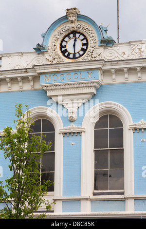 Il vecchio mercato hall 1860 con orologio nel centro della città di Newport Shropshire, West Midlands, England, Regno Unito, Gran Bretagna Foto Stock