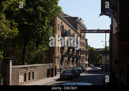 Vista lungo Wapping High Street che mostra il vecchio passerelle a Dundee corte su strada che erano originariamente utilizzato nel dock per trasferire il trasporto merci. Foto Stock