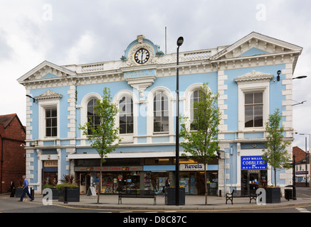 Negozi nel mercato antico edificio 1860 nel centro della città di Newport Shropshire, West Midlands, Inghilterra, Regno Unito, Gran Bretagna Foto Stock