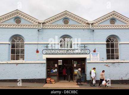 Gli amanti dello shopping dal mercato antico 1860 nel centro della città di Newport Shropshire, West Midlands, England, Regno Unito, Gran Bretagna Foto Stock