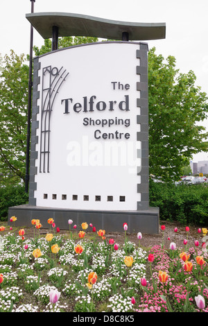 Segno al di fuori della città centro commerciale con aiuole a Telford, Shropshire, West Midlands, Inghilterra, Regno Unito, Gran Bretagna Foto Stock