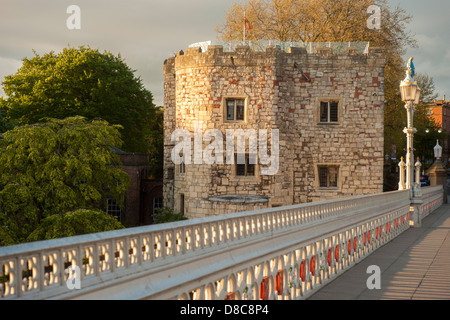 Torre e Ponte di Lendal in una serata estiva soleggiata. York, Regno Unito. Foto Stock