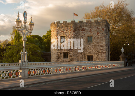 Torre e Ponte di Lendal in una serata estiva soleggiata. York, Regno Unito. Foto Stock