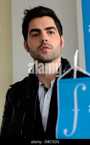 Il chitarrista Milos Karadaglic dal Montenegro è visto nel corso di una conferenza stampa entro il 68a Praga Festival Musicale di Primavera - Praga, Repubblica ceca, 24 maggio 2013. (CTK foto/Michal Krumphanzl) Foto Stock