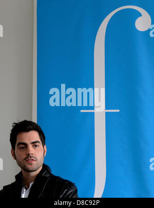 Il chitarrista Milos Karadaglic dal Montenegro è visto nel corso di una conferenza stampa entro il 68a Praga Festival Musicale di Primavera - Praga, Repubblica ceca, 24 maggio 2013. (CTK foto/Michal Krumphanzl) Foto Stock