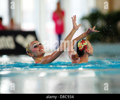 Savona, Italia. Il 24 maggio 2013. La squadra ucraina durante il duetto libero preliminari di routine a livello europeo di nuoto sincronizzato Champions Cup dalla piscina comunale Carlo Zanelli. Credit: Azione Plus immagini di Sport / Alamy Live News Foto Stock