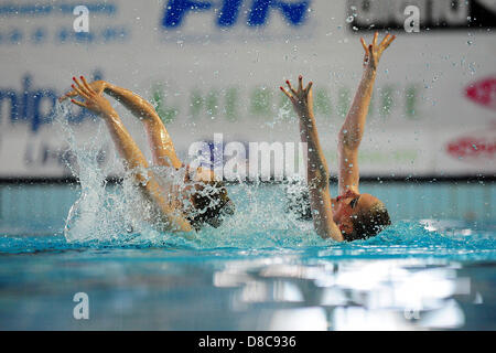 Savona, Italia. Il 24 maggio 2013. Il team russo durante il duetto libero preliminari di routine a livello europeo di nuoto sincronizzato Champions Cup dalla piscina comunale Carlo Zanelli. Credit: Azione Plus immagini di Sport / Alamy Live News Foto Stock