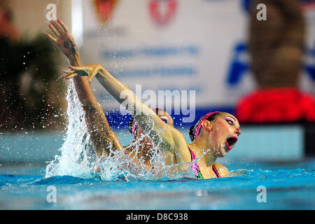 Savona, Italia. Il 24 maggio 2013. Il francese durante il duetto libero preliminari di routine a livello europeo di nuoto sincronizzato Champions Cup dalla piscina comunale Carlo Zanelli. Credit: Azione Plus immagini di Sport / Alamy Live News Foto Stock