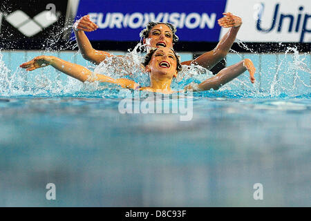 Savona, Italia. Il 24 maggio 2013. Il team di Italia durante il duetto libero preliminari di routine a livello europeo di nuoto sincronizzato Champions Cup dalla piscina comunale Carlo Zanelli. Credit: Azione Plus immagini di Sport / Alamy Live News Foto Stock