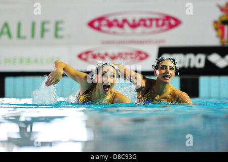 Savona, Italia. Il 24 maggio 2013. Il team di Italia durante il duetto libero preliminari di routine a livello europeo di nuoto sincronizzato Champions Cup dalla piscina comunale Carlo Zanelli. Credit: Azione Plus immagini di Sport / Alamy Live News Foto Stock