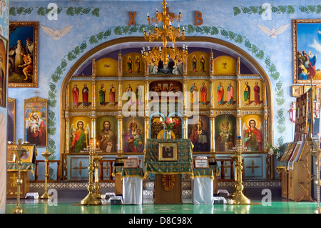 Interno della Chiesa Ortodossa con icone e altare Foto Stock