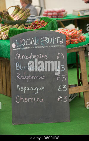 Frutta fresca locale in vendita nella food hall al Festival di Fieno Hay-on-Wye Powys Wales UK Credit: Jeff Morgan / Alamy Live News Foto Stock