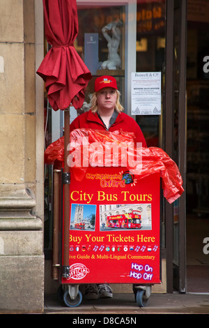 Ticker venditore per City Bus Tours a Oxford, Oxfordshire Regno Unito nel mese di maggio Foto Stock