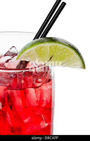 Primo piano di cape cod o cocktail vodka cranberry isolato su uno sfondo bianco Foto Stock
