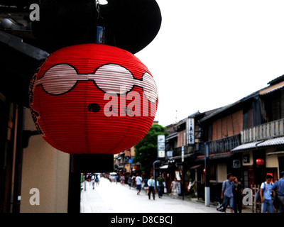 Lanterna rossa nel quartiere Gion, Kyoto, Giappone Foto Stock