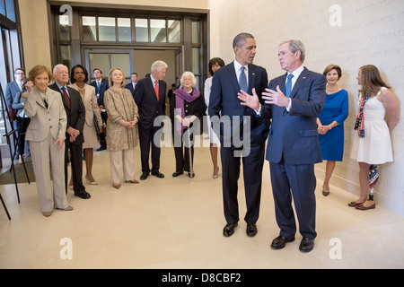 Il Presidente Usa Barack Obama parla con l ex Presidente George W Bush prima della dedicazione del George Bush Presidential Library e Museo del campus della Southern Methodist University Aprile 25, 2013 a Dallas, in Texas. Foto Stock