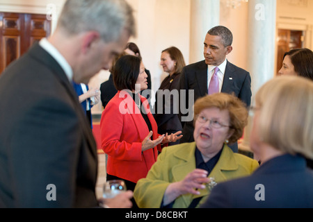 Il Presidente Usa Barack Obama colloqui con senatori Mazie Hirono e Maria Cantwell nel grande atrio della Casa Bianca prima di una cena con un gruppo bipartisan di donne senatori Aprile 23, 2013 a Washington, DC. Capo del Personale Denis McDonough colloqui con senatori Barbara Mikulski e Patty Murray in primo piano. Foto Stock