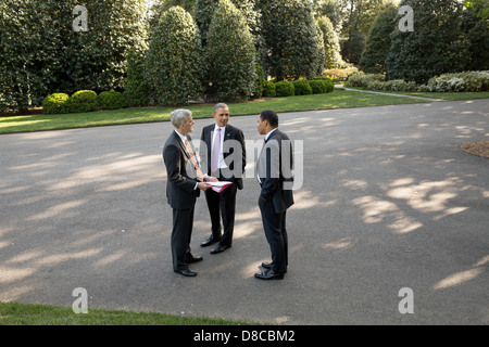 Il Presidente Usa Barack Obama parla con Rob Nabors, Vice Capo del Personale della Casa Bianca per la politica, e capo del personale Denis McDonough sulla South Lawn carraio della Casa Bianca Aprile 23, 2013 a Washington, DC. Foto Stock