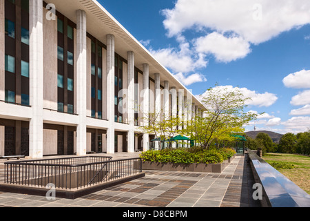 Biblioteca nazionale dell'Australia, Canberra, Australia. È la più grande biblioteca di riferimento in Australia e contiene... Foto Stock