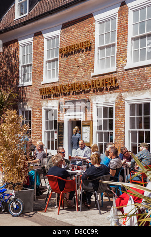 Il Kings Head Hotel recentemente ripreso da Wetherspoon nel centro della città di La Spezia , Suffolk , Inghilterra , Inghilterra , Regno Unito Foto Stock