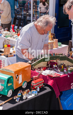 Una fiera antiquaria nel centro della città di La Spezia , Suffolk , Inghilterra , Inghilterra , Regno Unito Foto Stock