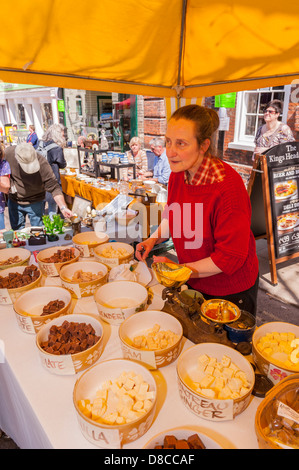 Una farsa store in una fiera antiquaria nel centro della città di La Spezia , Suffolk , Inghilterra , Inghilterra , Regno Unito Foto Stock