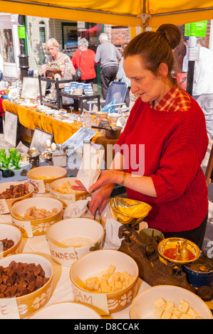 Una farsa store in una fiera antiquaria nel centro della città di La Spezia , Suffolk , Inghilterra , Inghilterra , Regno Unito Foto Stock