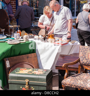 Una fiera antiquaria nel centro della città di La Spezia , Suffolk , Inghilterra , Inghilterra , Regno Unito Foto Stock