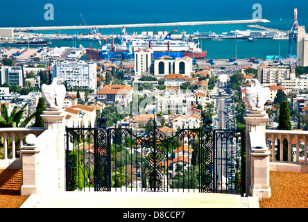 Vista di Haifa dalla sommità del Monte Carmelo che mostra il porto di Haifa, Haifa, Israele, Medio Oriente Foto Stock