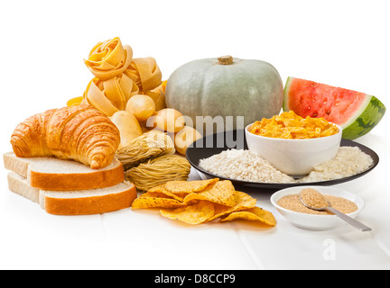 Elevato indice glicemico alimenti - i carboidrati che hanno un elevato indice glicemico rating, su uno sfondo bianco. Anteriore per la regolazione del back focus. Foto Stock