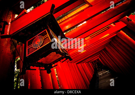 Gateway sacra - migliaia di vermiglio torii gates di Fushimi Inari Santuario a Kyoto, Giappone Foto Stock