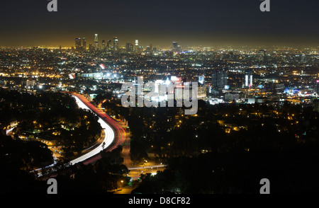 Lo skyline della città visto di notte con lo smog con l'autostrada 101 in primo piano a Los Angeles, CA, Stati Uniti d'America (Adrien Veczan) Foto Stock