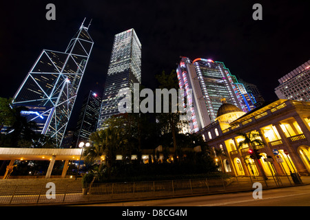 Vista del centro di notte nei pressi del vecchio edificio del consiglio legislativo. in background, Banca di Cina e sede HSBC. Foto Stock