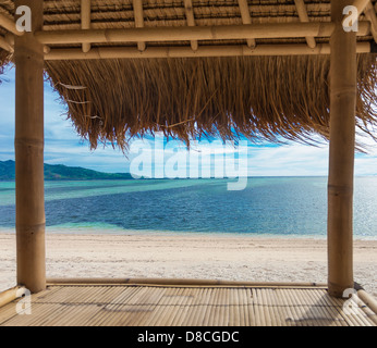 Vista mare da bambù capanna sulla spiaggia su l'isola di Gili Air, off Bali in Indonesia Foto Stock