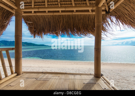 Vista mare da bambù capanna sulla spiaggia su l'isola di Gili Air, off Bali in Indonesia Foto Stock