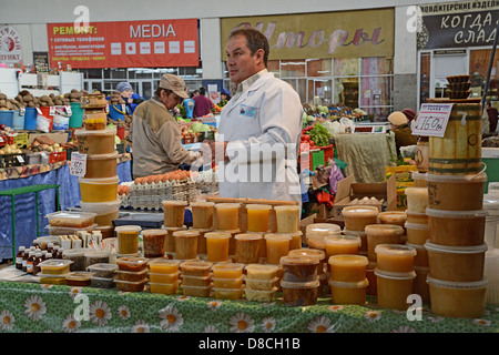 Venditore di miele. Noviy Rynok (Nuovo mercato) a Barnaul. Il miele di negoziazione. La Siberia. La Russia Foto Stock