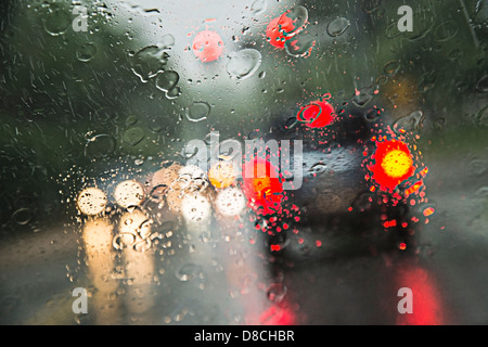La pioggia sul parabrezza con vetture di guida nella tempesta di pioggia Foto Stock