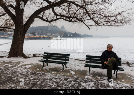 Il vecchio uomo di relax presso il Palazzo Estivo, Pechino Cina (patrimonio mondiale dell'UNESCO) Foto Stock