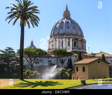 Vista verso la Basilica di San Pietro da giardini vaticani, Città del Vaticano Foto Stock