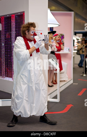 Clown intrattenere i visitatori a Canon stand al Consumer Electronics & Photo Expo, 14 aprile 2013 a Mosca, in Russia. Foto Stock