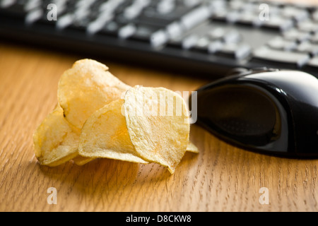 Croccanti patatine sul tavolo per ufficio Foto Stock