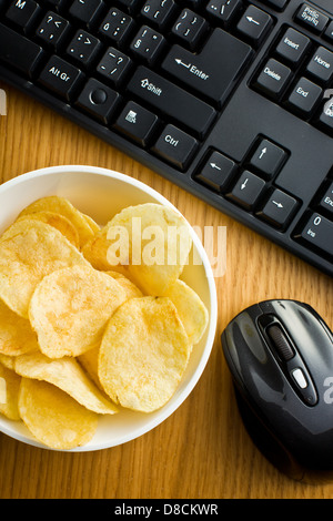 Croccanti patatine sul tavolo per ufficio Foto Stock