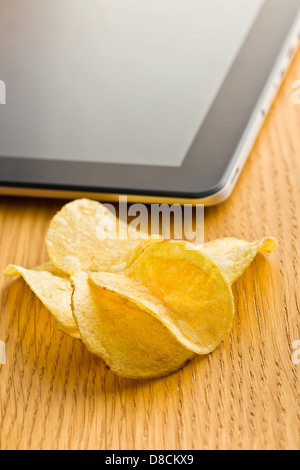 Croccanti patatine sul tavolo per ufficio Foto Stock